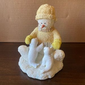Sitting snowman with seals glitter figurine